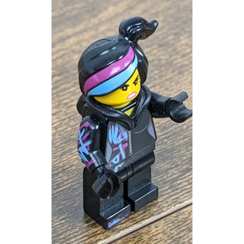 LEGO Wyldstyle Minifigure – The LEGO Movie – Black‎ Jacket & Streaked Hair
